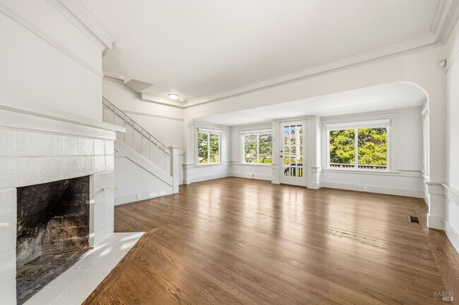 Building Photo - 31 Acacia Ave