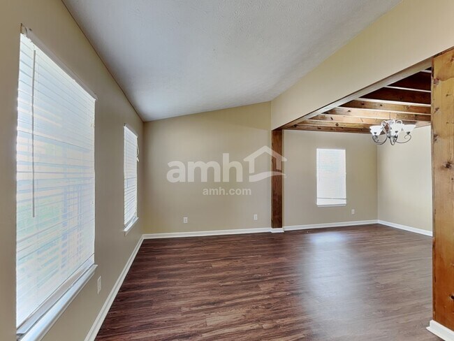 Building Photo - 1196 River Ridge Dr