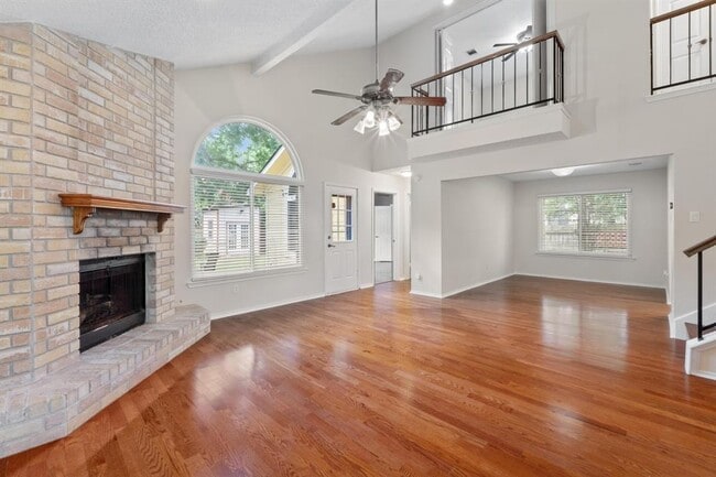 Building Photo - 15905 De Peer Ave