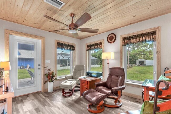 Building Photo - 64 NE Acacia Trail