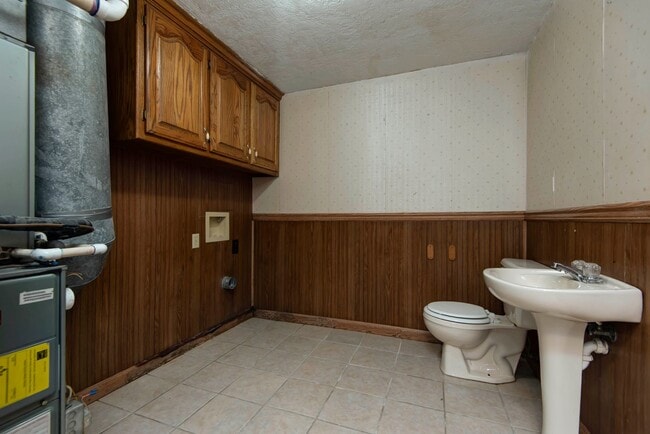 Building Photo - 3839 N Stewart Ave