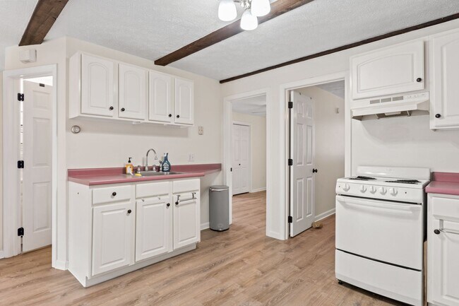 Building Photo - 381 Littlefield Rd