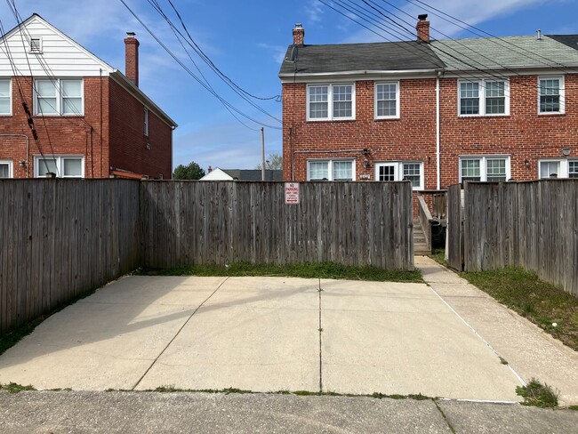 Building Photo - Charming 3-Bedroom Townhome with Modern Amenities in Parkville!