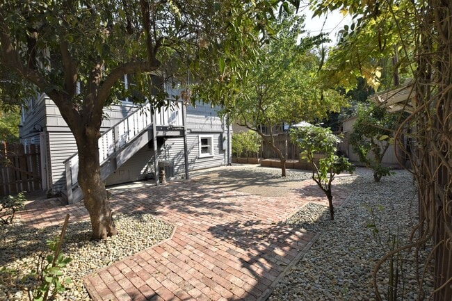 Building Photo - 306 24th St
