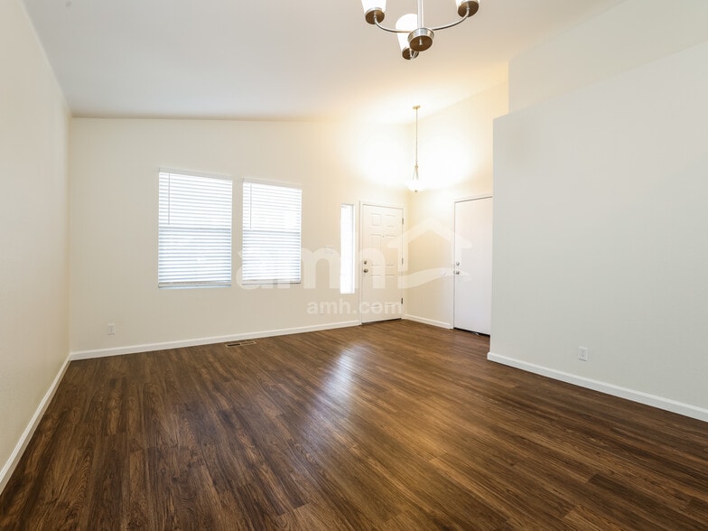 Building Photo - 2215 Eagle Greens Dr