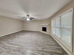 Building Photo - 211 Hunt Ridge Dr