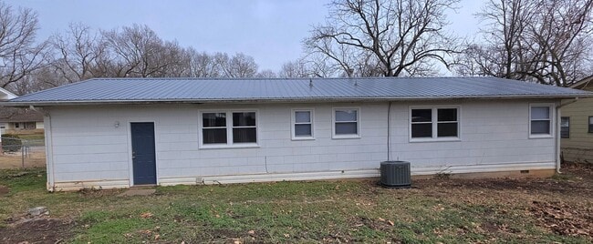 Building Photo - 3 Bedrooms 2 Baths! South Springfield!  $1250  BBBBBBeautiful!!!