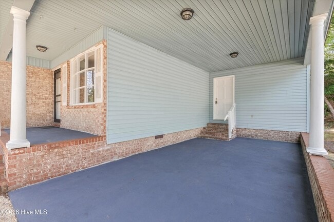 Building Photo - 1070 River Dr SW