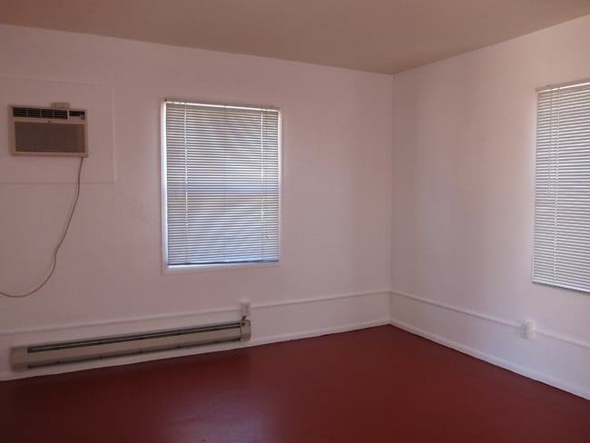 Living Room - 1103 E Adams St