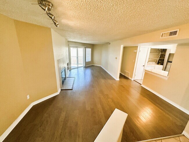 Building Photo - Updated 2 Bedroom, 2 Bath Condo (Available Immediately)