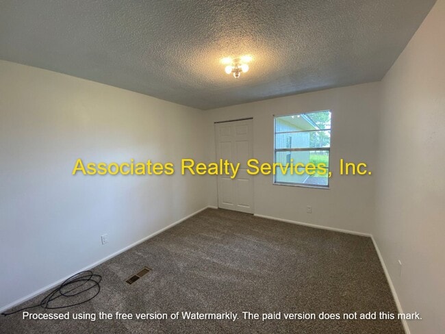 Building Photo - Rare find! 4 bed/3 bath House in Newberry, FL on one acre