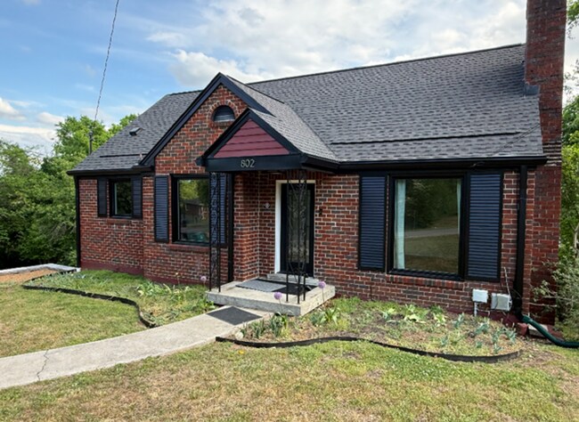 Building Photo - 4 bed/2 bath house in East Nashville,Pet Friendly,Fenced Yard,minutes to Shelby Bottoms