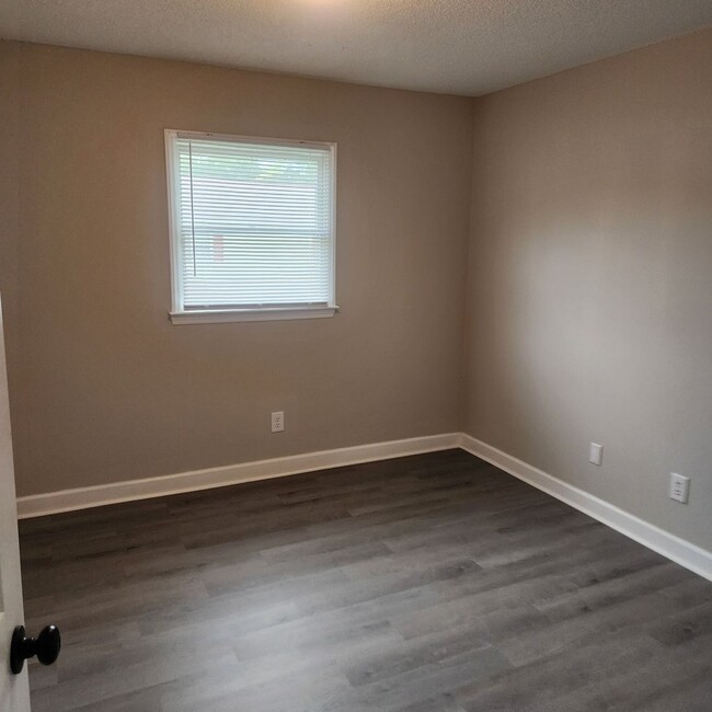 Building Photo - Remodeled 2 Bedroom Townhouse FOR RENT