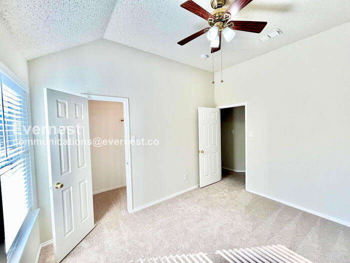 Building Photo - 233 Wagon Wheel Dr