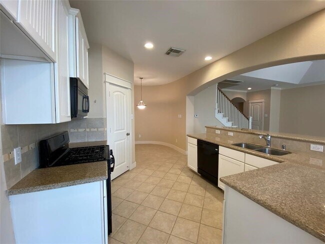 Building Photo - 2833 Seaside Dr