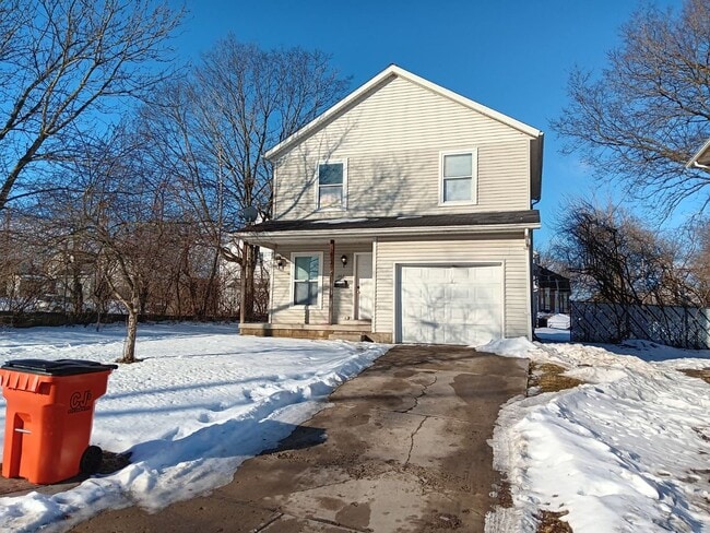 Building Photo - For Rent - Four-Bedroom Two-Bathroom Home Available NOW!