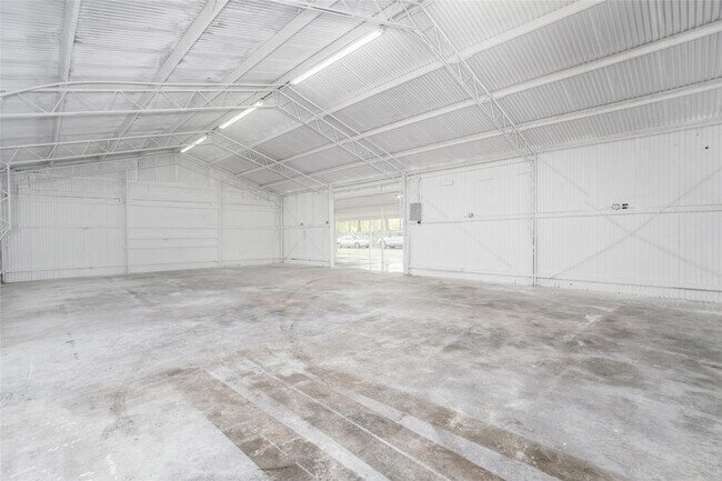 Building Photo - 16900 Wellborne Rd