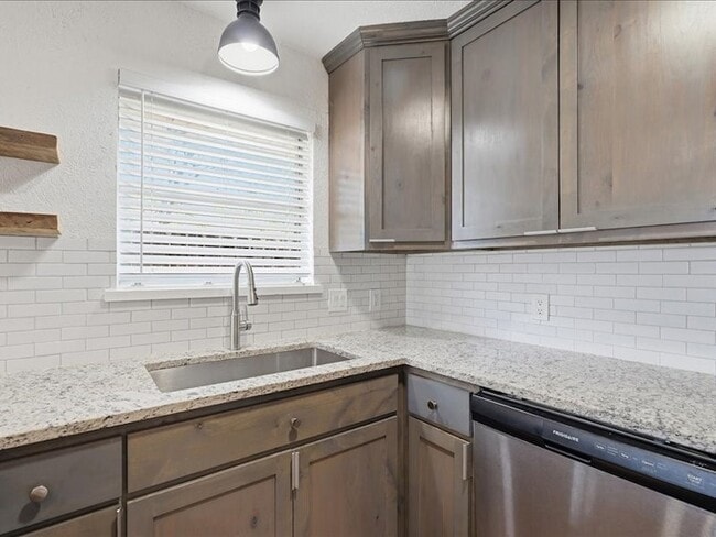 Building Photo - 2531 W Twelfth St