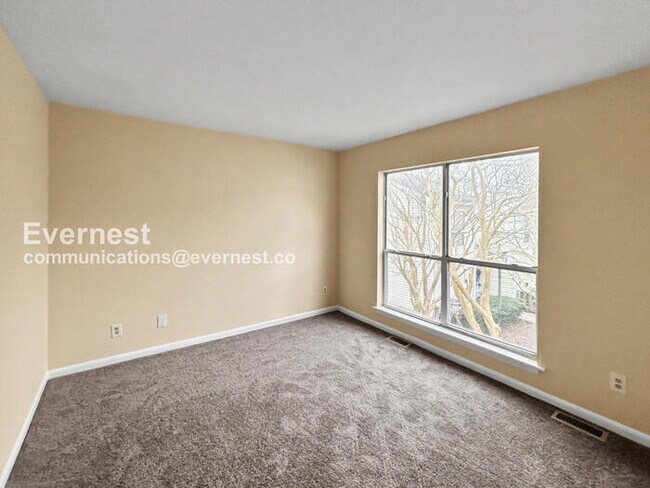 Building Photo - 3 Bed, 1.5 Bath Townhome with Off-Street Parking / Pet-Friendly / Available Now!