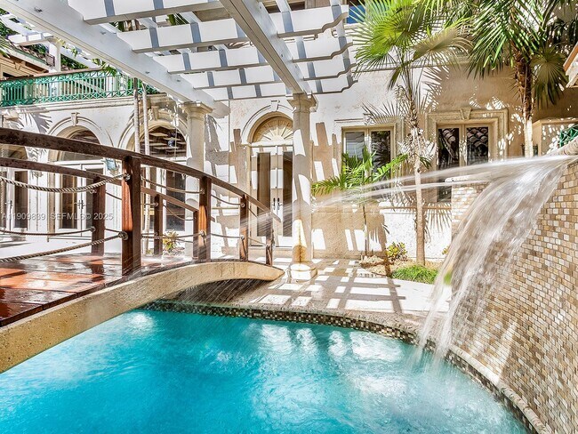 Building Photo - 3504 Banyan Cir