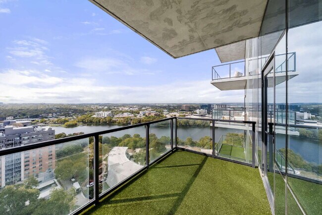 Building Photo - 70 Rainey St