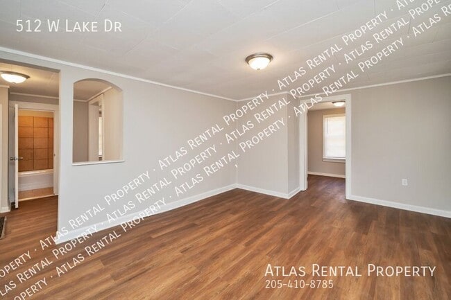 Building Photo - 512 W Lake Dr