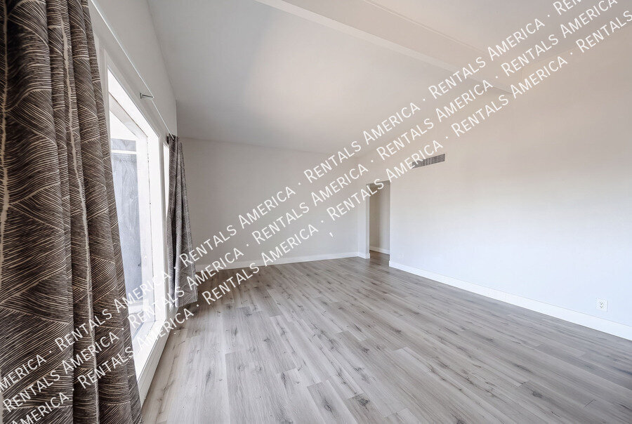 Building Photo - 2110 W Greenbriar Dr