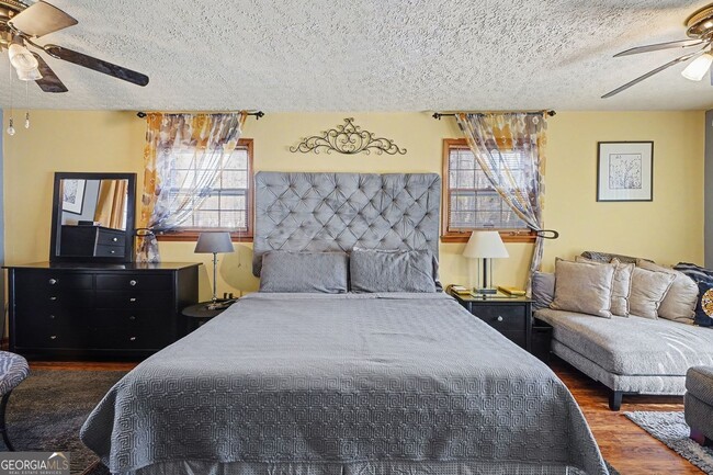 Building Photo - 8671 Twin Oaks Dr