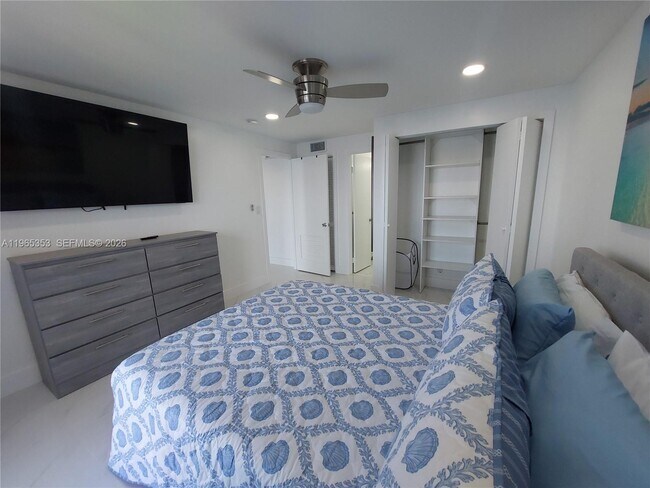 Building Photo - 400 Golden Isles Dr