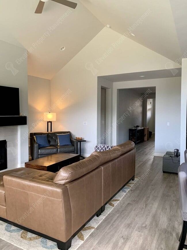 Building Photo - Beautiful 3 BR single-level UNFURNISHED home in SW Redmond!