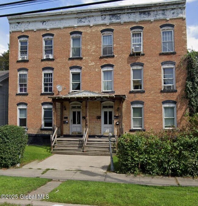 Primary Photo - 57 1/2 Saratoga Ave