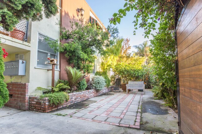 Building Photo - 25 19th Ave