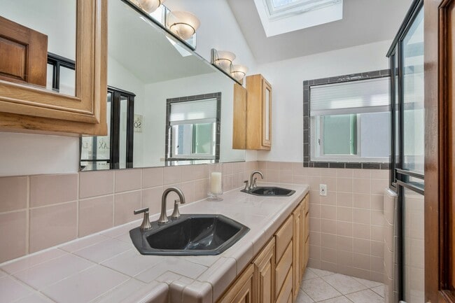 Building Photo - 208 Marine Ave