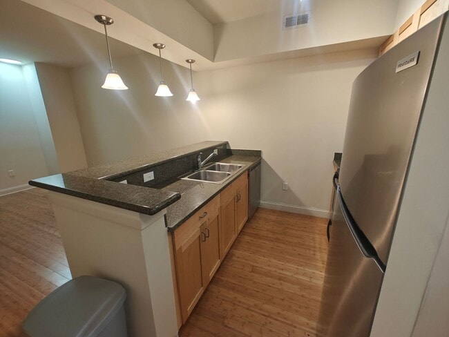 Building Photo - 1 bedroom condo with parking garage