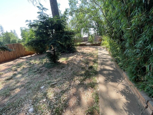 Building Photo - Paradise Oasis-3 bed 2 bath home, Back yard, covered deck, garage, no cats