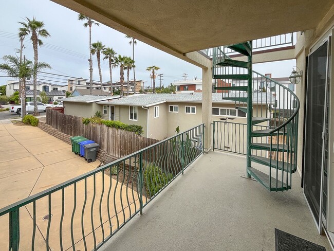 Building Photo - 3 Primary Suite Home 1 Block From the Beach
