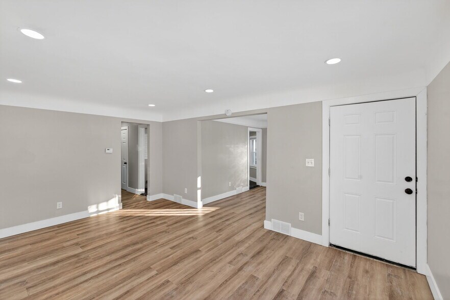 Building Photo - 20040 Regent Dr