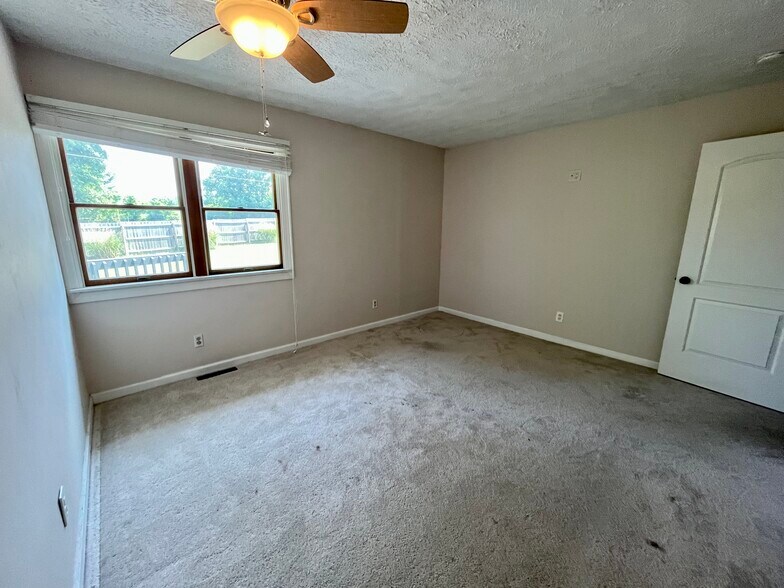 Building Photo - 555 Royal Crest Dr