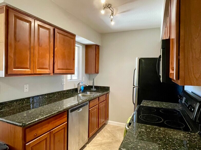 Building Photo - 5877 N Granite Reef Rd