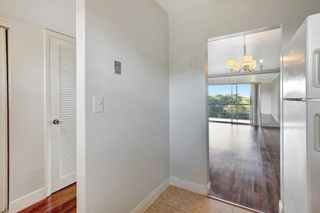 Building Photo - 8225 Sunrise Lakes Dr N