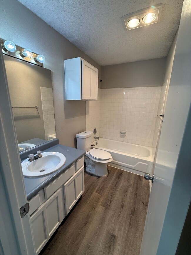 Building Photo - Convenient 2/2 with Garage Just Moments from Randolph AFB- Pets Welcomed