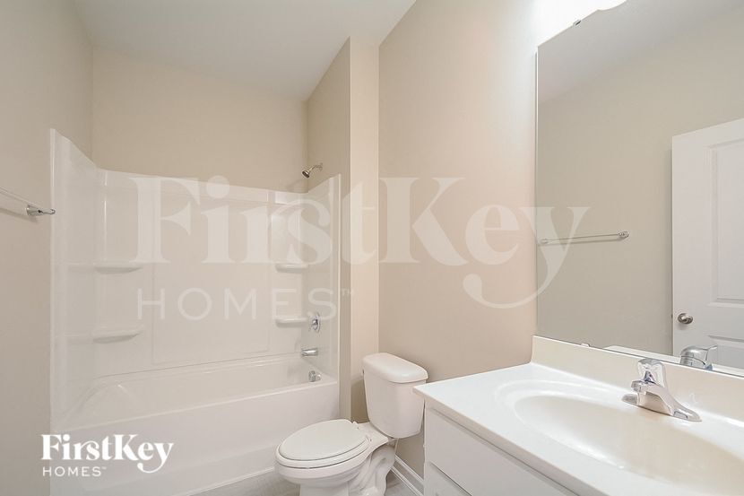 Building Photo - 302 N Great White Way