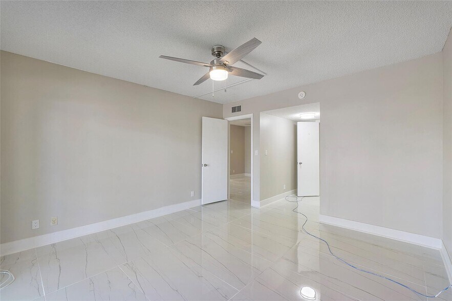 Building Photo - 4013 N Ocean Dr