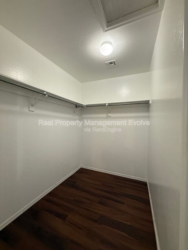 Building Photo - 3930 W Irwin Ave