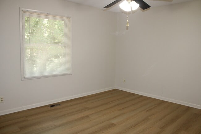 Building Photo - 113 Lake Dr
