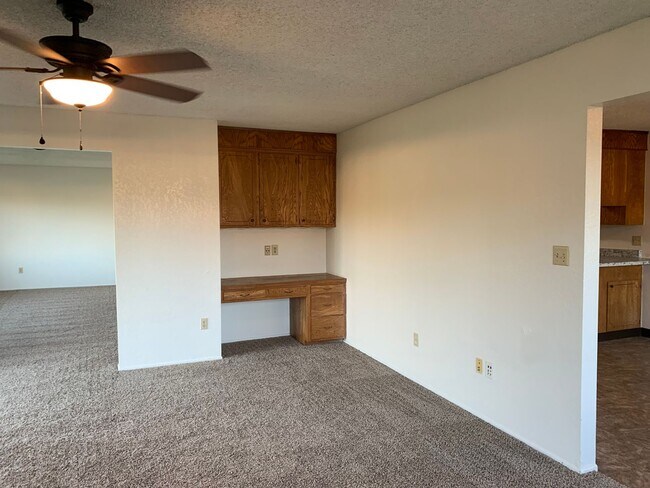 Building Photo - 4 bedroom home in convenient location on Alta Mesa Dr.