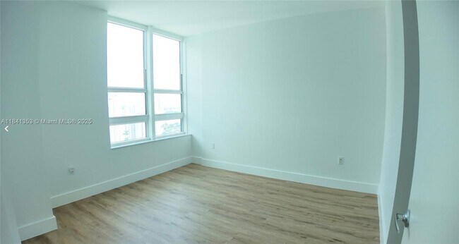 Building Photo - 950 Brickell Bay Dr