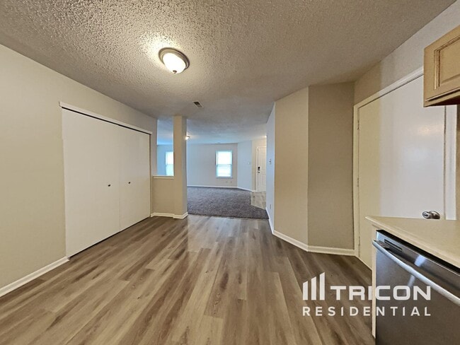 Building Photo - 10664 Glenayr Dr
