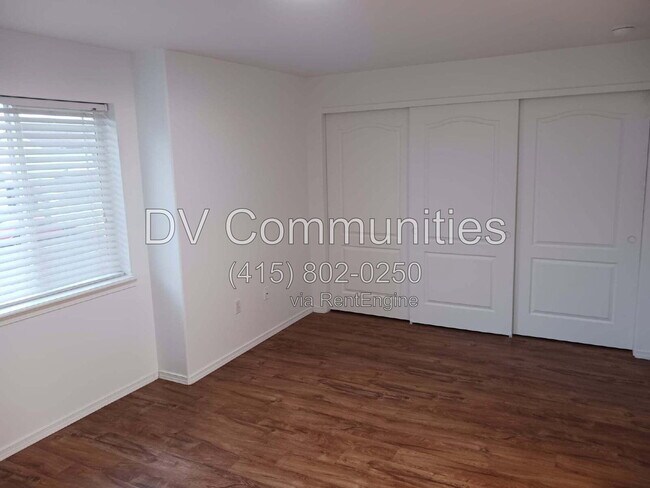 Building Photo - 2571 NW Cedar Ave