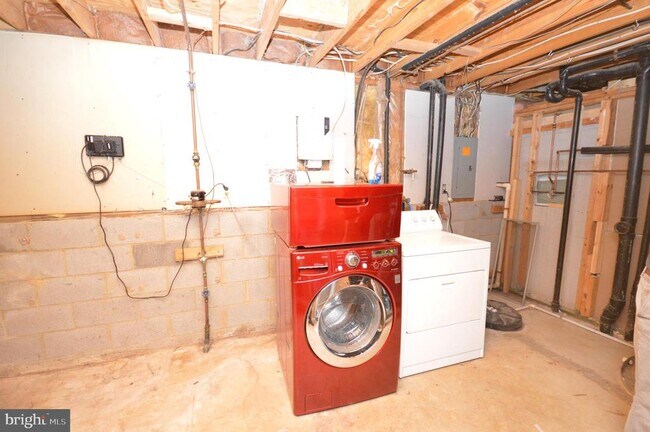 Building Photo - 7011 Vantage Dr